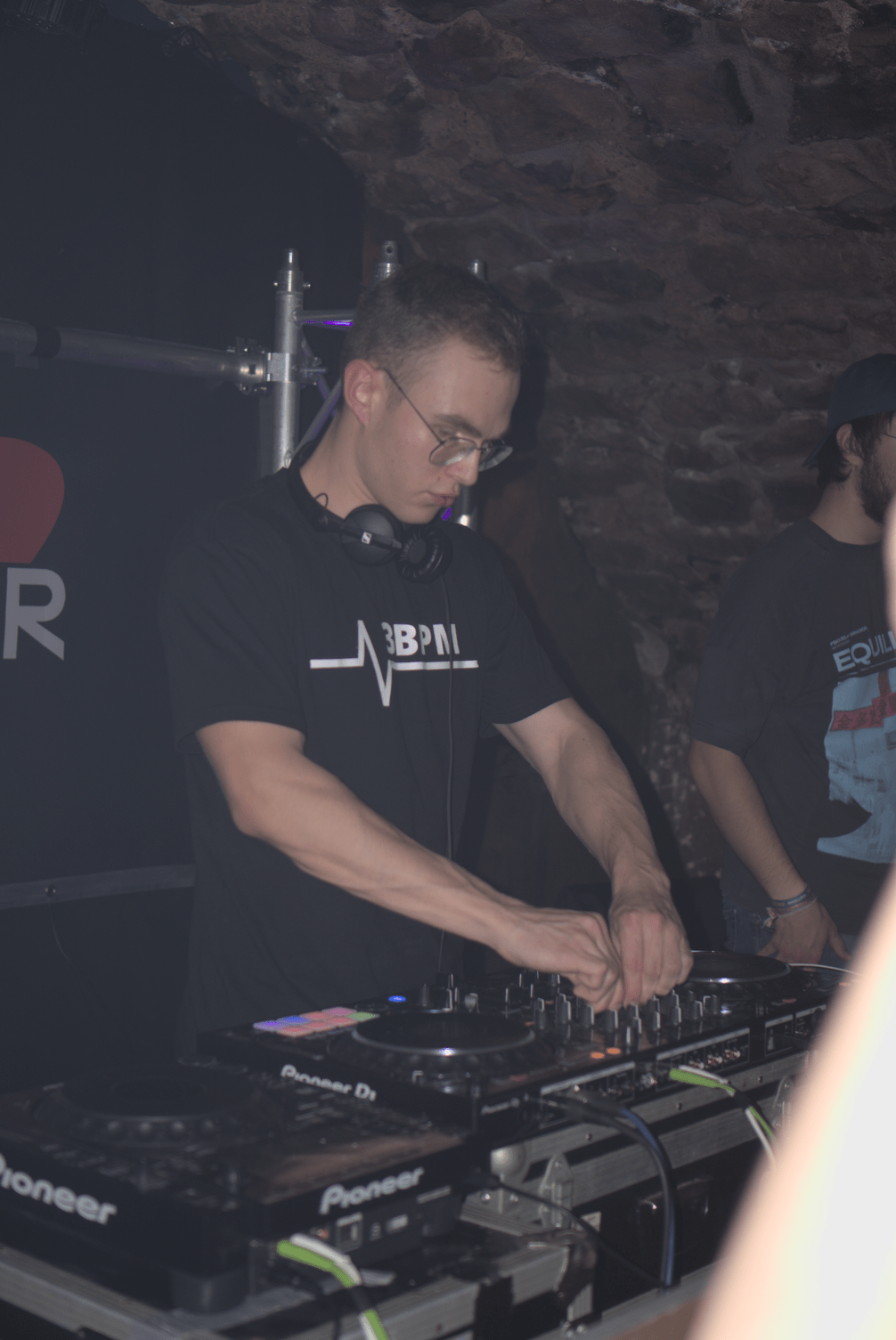 Unser DJ Veit in der Cavete Marburg am DJ Pult