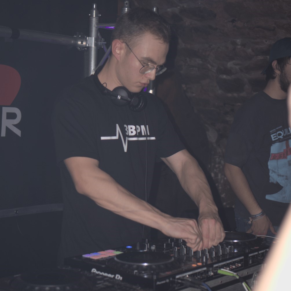 Unser DJ Veit in der Cavete Marburg