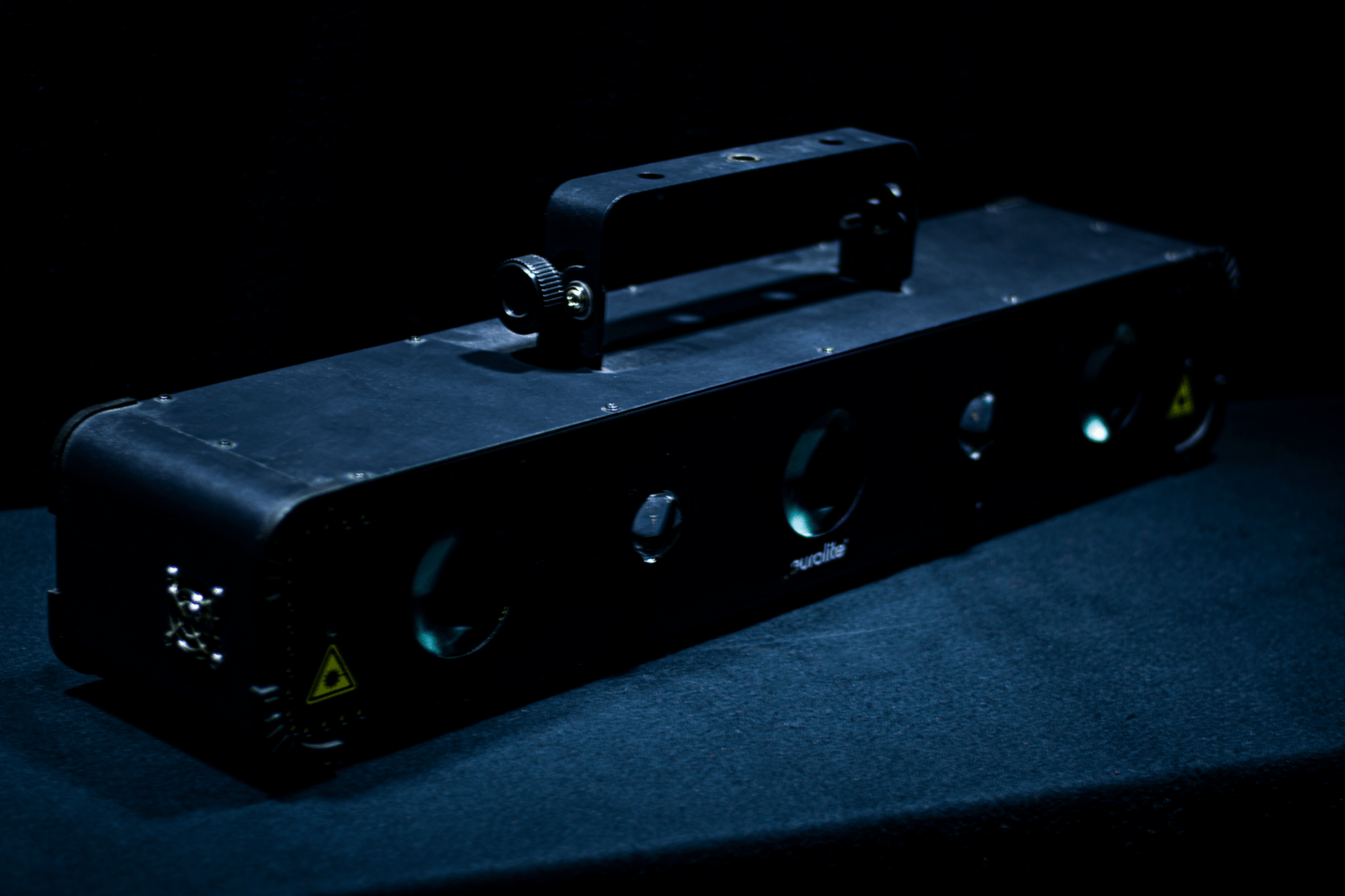 Eine Laserbar mit Matrixlichtern, UV Licht, Sternenhimmel und Stroboskop